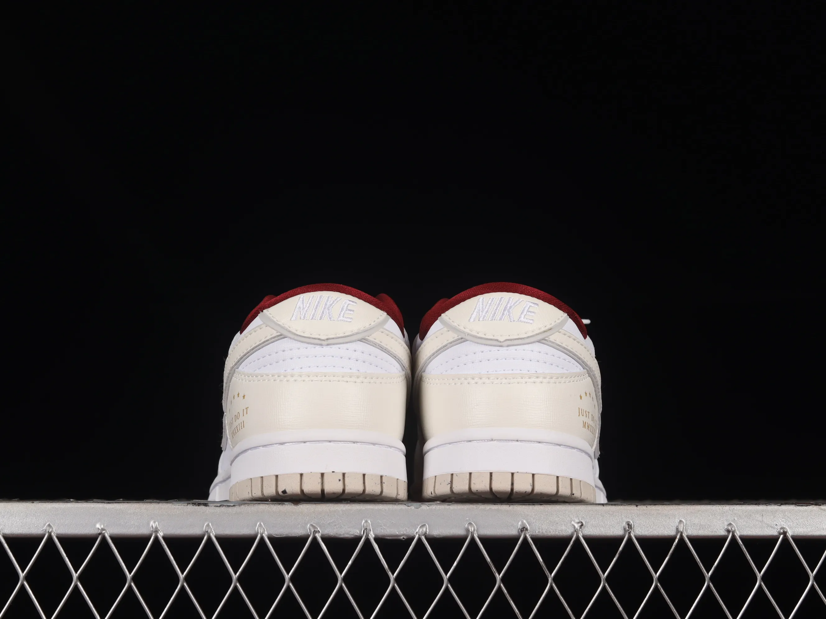 All Categories Nk SB Dunk Series Nk SB Dunk Low Low-top sneakers Cost-effective version Nk Dunk Low "Team Red" Metal buckle off-white SB low-top sports and leisure sneakers DV1160-100